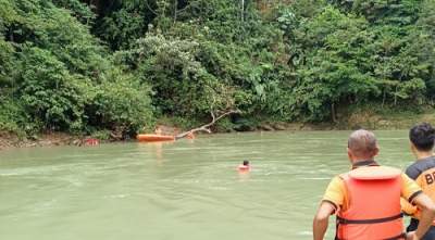 Tim SAR gabungan melakukan pencarian 2 santri yang hanyut di sungai Simonis.(istimewa).