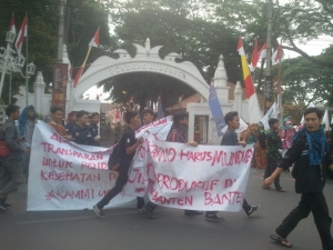 Mahasiswa Tuntut Rano Produktif