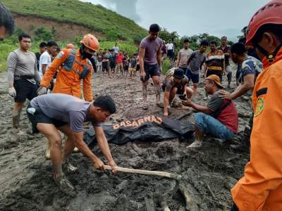 Korban banjir bandang dievakuasi dari lokasi.(istimewa).