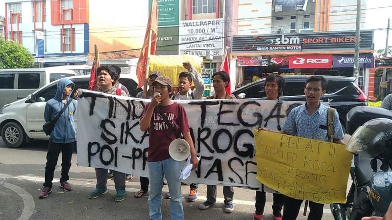 Diduga Mabuk Saat Lakukan Penetiban Dan Bertindak Arogan, Puluhan Mahasiswa Serbu Satpol PP