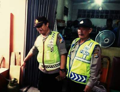Anggota Polsek Rangkasbitung, Lebak memantau stok gas.