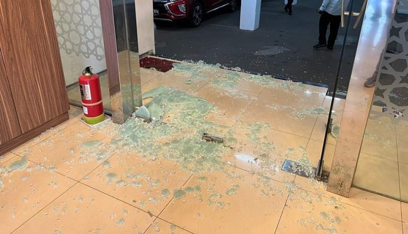 Suasana riuh kaca pecah usai insiden penembakan di kantor MUI, Menteng, Jakarta Pusat, Selasa (2/5/2023) siang.