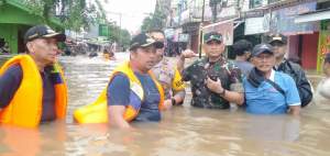 Tampak Walikota Tangerang Arief saat meninjau banjir di Ciledug Indah, Ciledug.