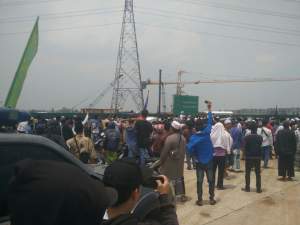 Aksi demo warga Sindang Jaya, Kabupaten Tangerang menolak pembangunan sekolah non muslim.