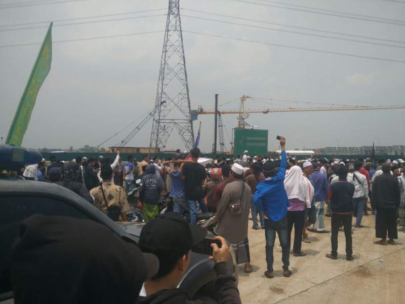 Aksi demo warga Sindang Jaya, Kabupaten Tangerang menolak pembangunan sekolah non muslim.