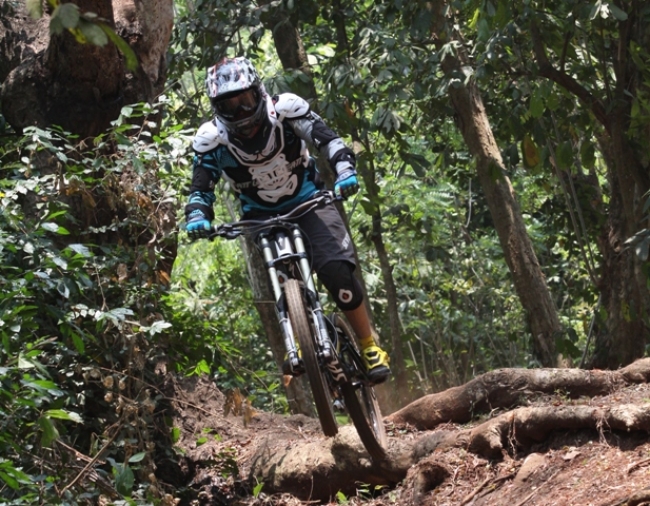 Asyiknya Gowes di Gunung Pinang