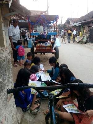 Anak-anak membaca buku dari Kuda Pustaka Kusmayadi