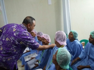 Warga Tak Mampu Ikut Operasi Katarak Gratis