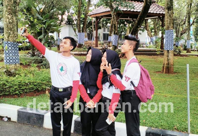 Jelang HUT Lebak, Kain Batik Hiasi Pohon Disepanjang Jalan Protokol
