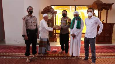 Pasca Pembakaran Oleh ODGJ, Kapolres Serang Beri Bantuan Al Qur'an