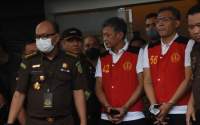 Dua tersangka kasus "Obstruction Of Justice" Brigadir Yosua, Hendra Kurniawan (tengah) dan Agus Nurpatria (kanan) di Gedung Kejaksaan Agung, Jakarta, beberapa waktu lalu.