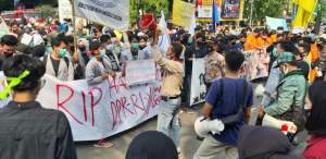 Mahasiswa Cilegon Minta Ketua DPRD Cilegon Lakukan Yudisium Review Ke Pemerintah Pusat