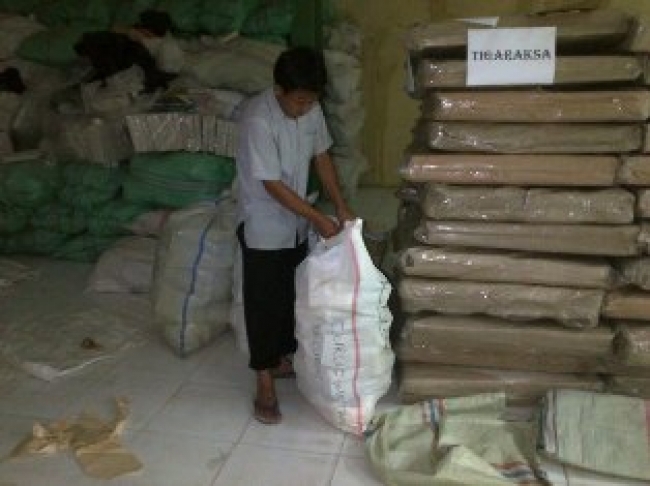 Tigaraksa- Tampak pegawai tengah merapikan logistik pemilu berupa bilik dan kotak suara,Minggu (9/1)