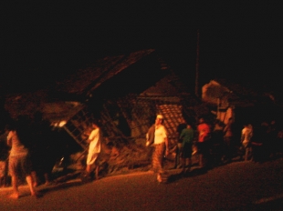 Keadaan rumah kakek jompo setelah ditabrak pick up