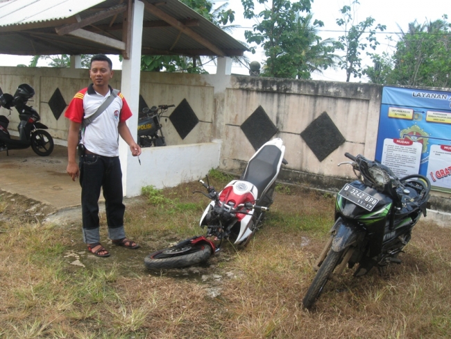 Dua sepeda motor milik korban dalam kondisi rusak setelah terjadi Lakalantas