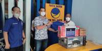 Ketua DPW Partai NasDem Banten Edi Ariadi saat memberikan bantuan Inventaris Kepada Ketua DPD Partai NasDem Kabupaten Serang Ahmadi