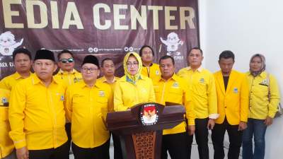 Ketua DPD Partai Golkar Kota Tangsel, Airin Rachmi Diany bersama Bacaleg incumben usai daftar ke KPU Kota Tangsel.