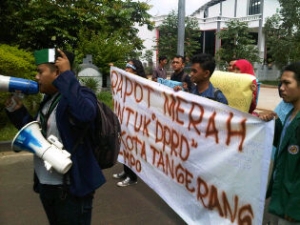 Mahasiswa Himpunan Mahasiswa Islam berdemo di depan Pemkot Tangerang