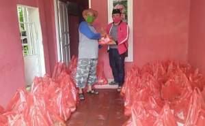 Anggota Fraksi PDIP DPRD Tangsel, Aldi S Zuhri saat bagi-bagikan paket sembako ke masyarakat.