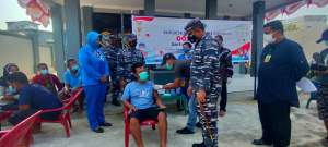 TNI AL  Tanjung Balai Asahan  Serbu  Masyarakat Maritim Sei berombang dengan Vaksinasi Covid -19