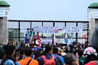 Hati-hati! Tak Izin Pejabat-Manjat Kantor Pemerintah Bisa Dipidana