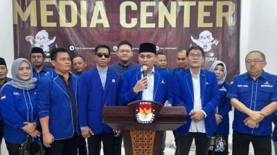 Ketua DPC Demokrat Kota Tangsel, Julham Firdaus bersama pengurus dan kader partai lainnya usai mendaftarkan Bacaleg 2024 di KPU Tangsel.