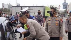 Kapolres Cilegon AKBP Sigit Haryono saat memantau penyekatan kendaraan yang hendak berlibur ke Pantai Anyer, Rabu (11/8/2021).