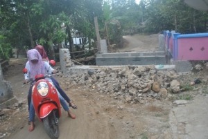 Kades dan Warga Minta Proyek Jembatan Segera Diselesaikan