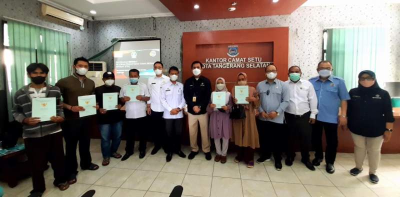 Ketua DPRD Tangsel Abdum Rasyid, Anggota Komisi l Mohamad Sholeh dan Rizki Jonis, Kepala BPN Tangsel Harison Mocodompis usai prosesi pembagian sertifikat PTSL kepada masyarakat di Kecamatan Setu.