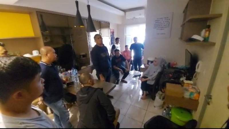 Suasana penangkapan si kembar, Rihana dan Rihani di apartemen di Gading Serpong, Kabupaten Tangerang, Selasa (4/7/2023).