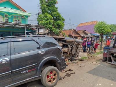 Tidak Hati Hati, Suzuki Carry Ringsek Diseruduk Kereta Merak-Rangkasbitung