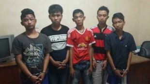 Kelima pelaku spesialis pembobol pabrik saat di Mapolsek Batuceper