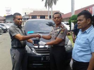 Wakapolres Metro Tangerang AKBP Erwin Kurniawan menyerahkan kunci mobil kepada pemiliknya.