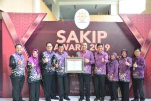 Bupati Tangerang Terima Penghargaan SAKIP Award Dari KemenPAN-RB