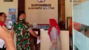 VIDIO: Duga Istrinya Selingkuh, Anggota TNI Ngamuk di Kantor Disperindag Magetan