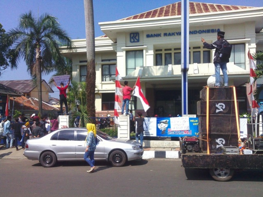 Puluhan aksi masa saat melakukan demo di depan kantor BRI Cabang Pandeglang