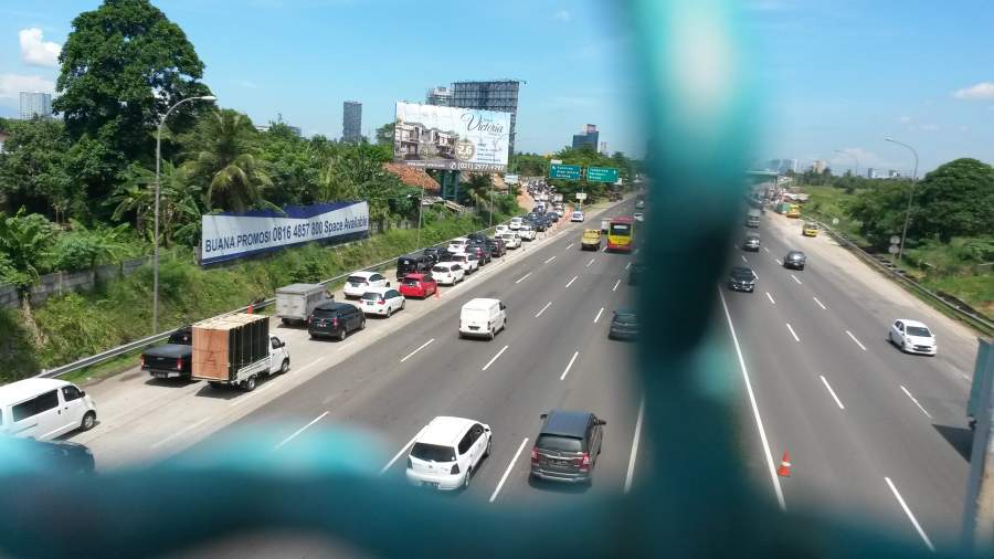 Kemacetan di Tol Karang Tengah, Kota Tangerang.