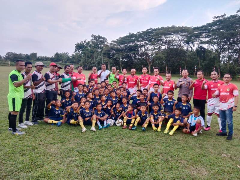 Askep PT Bandar Sumatera Indonesia, Pandu Simanjuntak foto bersama dengan Bupati Serdang Bedagai dan kesebelasan Forkopimda Serdang Bedagai.