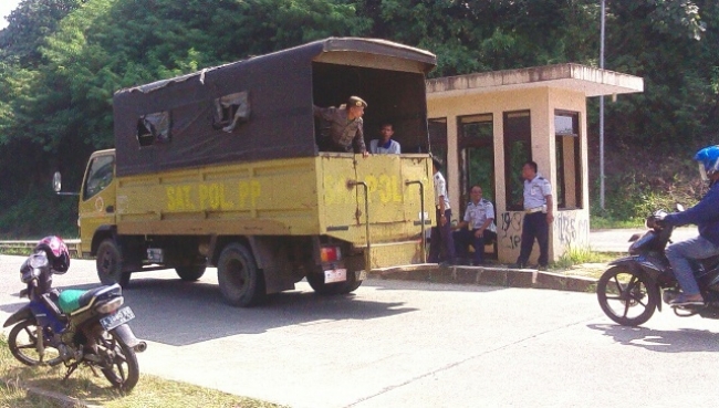 Satpol PP Kabupaten Pandeglang mengadakan penertiban warung yang buka di siang hari demi kenyamanan di bulan suci Ramadhan.