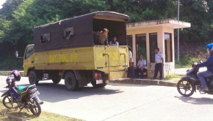Satpol PP Kabupaten Pandeglang mengadakan penertiban warung yang buka di siang hari demi kenyamanan di bulan suci Ramadhan.