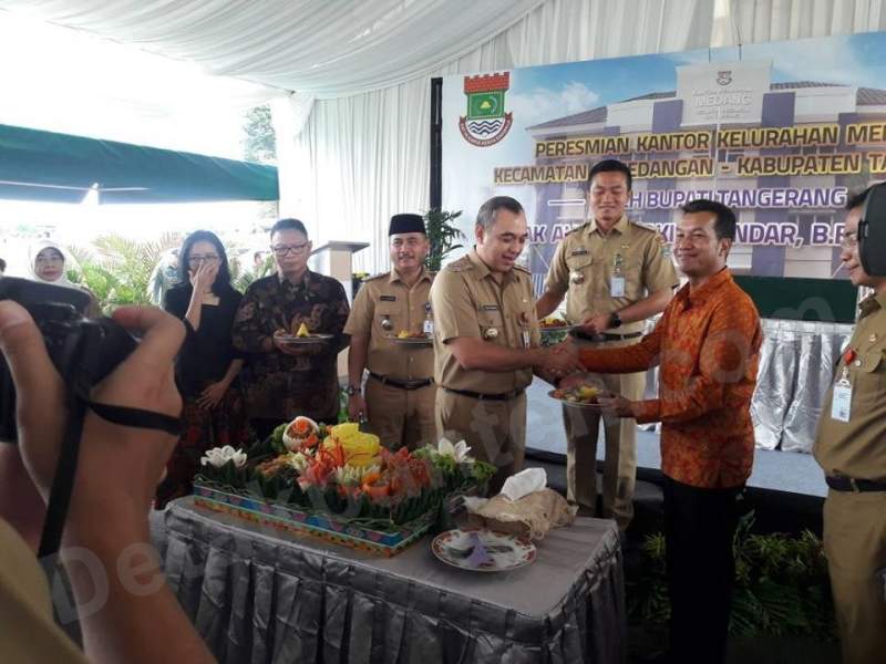 Zaki Saat Meresmikan Kantor Kelurahan Medang