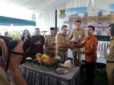 Zaki Saat Meresmikan Kantor Kelurahan Medang