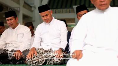 Ganjar Pranowo dalam tayangan adzan Maghrib di di stasiun televisi.