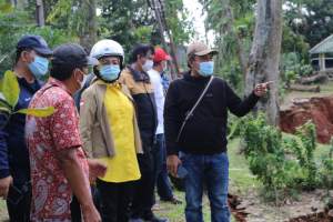 Walikota Tangsel Airin Rachmi Diany didampingi Kadis PU Tangsel Aries Kurniawan saat meninjau Banjir dan longsor.