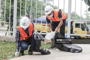 Relawan yang sedang memunguti sampah di lingkungan Jakarta International Stadium (JIS). (Foto: Aip/Detak)