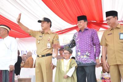 Mad Romli Buka Pawai Ta'aruf MTQ Ke 50 Di Pasar Kemis