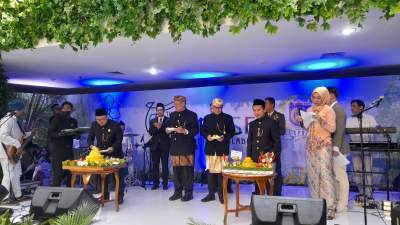 Ketua DPRD Kota Tangsel Abdul Rasyid potong tumpeng usai rapat paripurna HUT ke 15 Kota Tangsel dan diserahkan ke Wali Kota Benyamin Davnie.