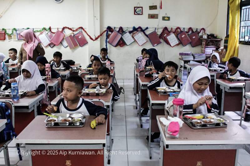 Siswa SDN Lengkong Wetan 01, Serpong, Kota Tangsel, menyantap makanan bergizi gratis. (DETAK/Aip)