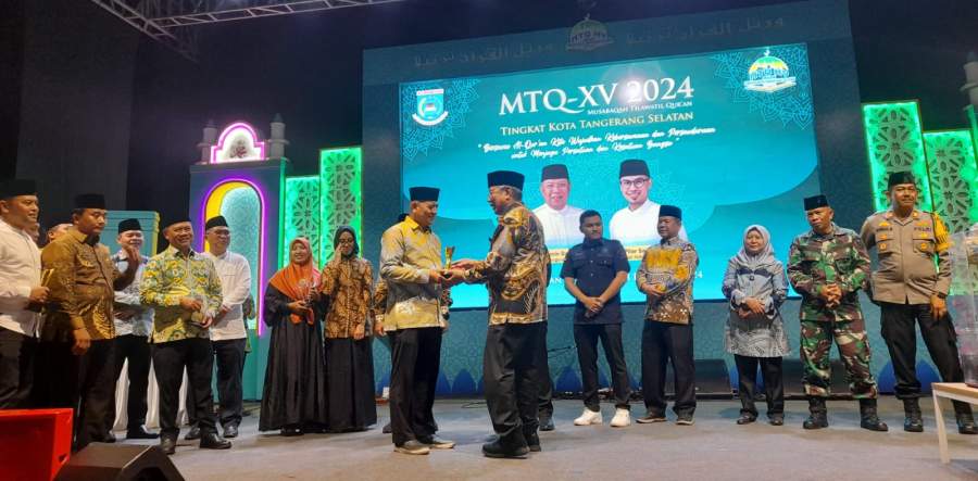 Camat Kecamatan Ciputat, Mamat terima piala dari Wali Kota Benyamin Davnie sebagai peringkat pertama pawai ta'aruf MTQ ke 15 tingkat Kota Tangsel.