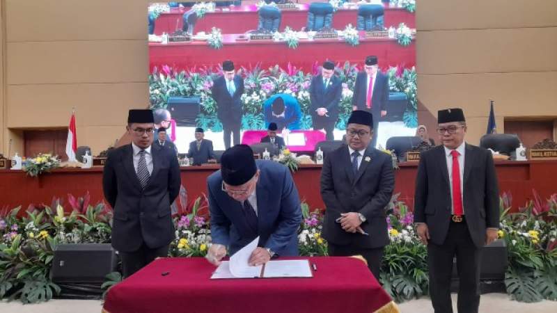 Walikota Tangsel dan petinggi DPRD saat  penandatanganan empat Raperda usulan Pemkot Tangsel.
